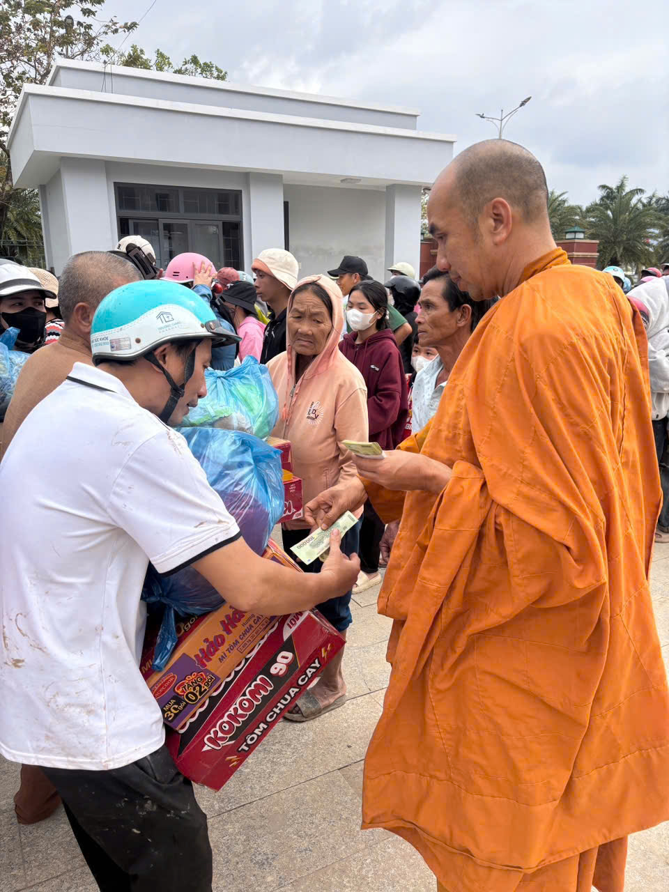 Đoàn Các Tịnh Xá Tây Gia Lai Phát Quà Bà Con Vùng Lũ.